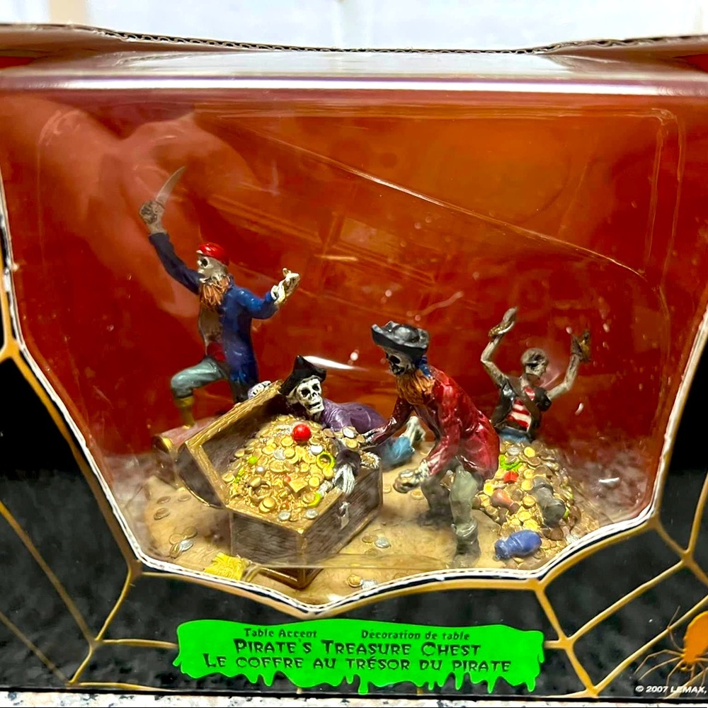 RETIRED Lemax Pirate’s Treasure Chest in Excellent Condition!